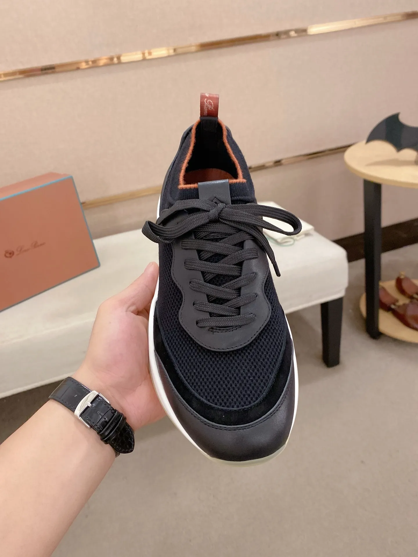 Men's shoes💰: 540💰🔥𝐥𝐨𝐫𝐨 𝐏𝐢𝐚𝐧𝐚 lp classic loafers, an Italian treasure brand, the only brand that can match Hermès! Only after wearing it do we realize that we can’t live up to our feet. The upper is made of imported first-layer cowhide with breathable fly-knit fabric, water-dyed cowhide foot pads, and the official original glass rubber outsole and pendant. Exclusive original packaging (tag ➕ brand paper ➕ outer box ➕ hand bag) code number: 38-44. Can be customized 45-46